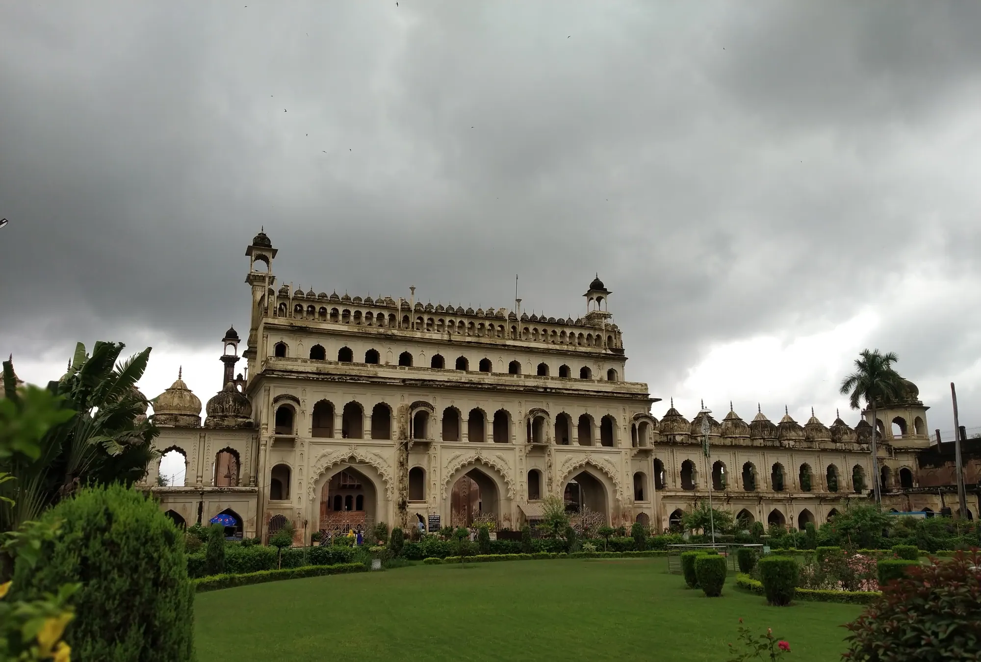 Bara Imambara, the neighbouring complex